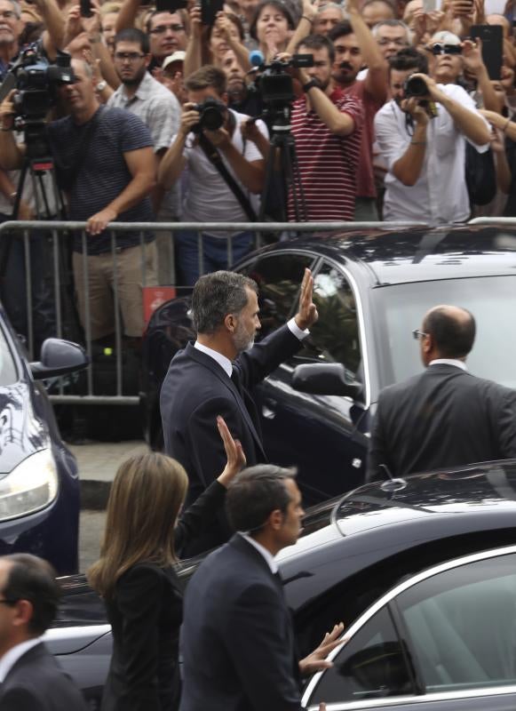 Los Reyes, Rajoy y Puigdemont presiden una ceremonia de homenaje por los atentados en Barcelona y Cambrils