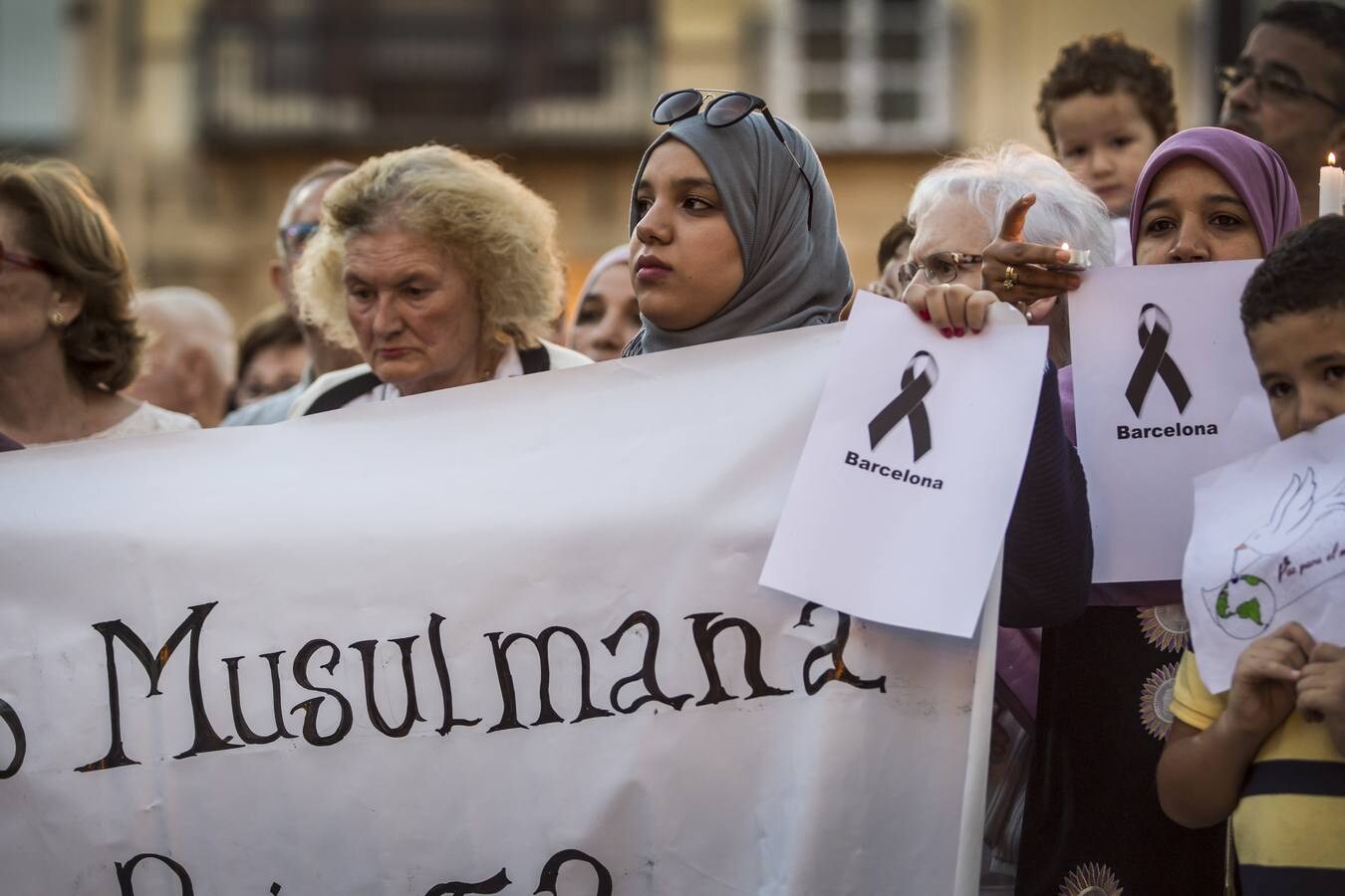 La comunidad musulmana de La Rioja ha reunido hoy a las principales confesiones religiosas de la comunidad para expresar su rechazo a cualquier tipo de terrorismo, en un acto que ha reunido a un millar de personas en la Plaza del Mercado de Logroño.