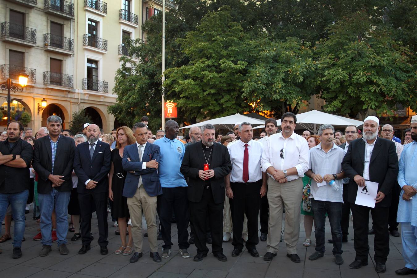 La comunidad musulmana de La Rioja ha reunido hoy a las principales confesiones religiosas de la comunidad para expresar su rechazo a cualquier tipo de terrorismo, en un acto que ha reunido a un millar de personas en la Plaza del Mercado de Logroño.