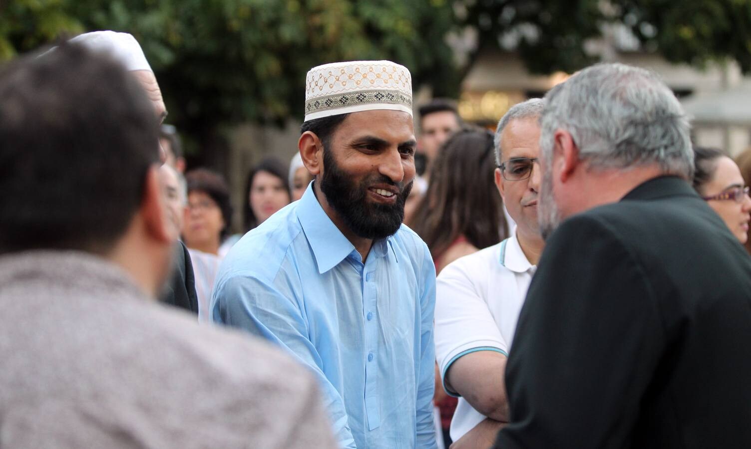 La comunidad musulmana de La Rioja ha reunido hoy a las principales confesiones religiosas de la comunidad para expresar su rechazo a cualquier tipo de terrorismo, en un acto que ha reunido a un millar de personas en la Plaza del Mercado de Logroño.