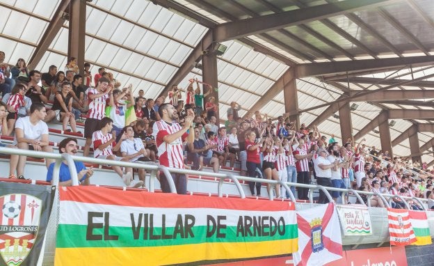  Blanco y rojo. El rojo y el blanco suele llenar esta grada en la que por un día también se pudo ver el blanco y rojo de las camisetas de la UD Logroñés. 