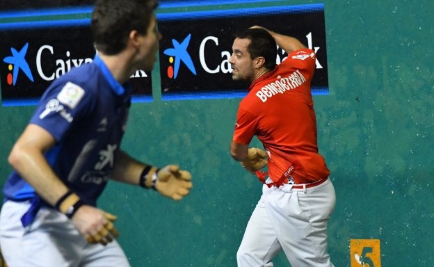 Zabaleta, en primer plano, y Bengoetxea, ayer en Zarauz.