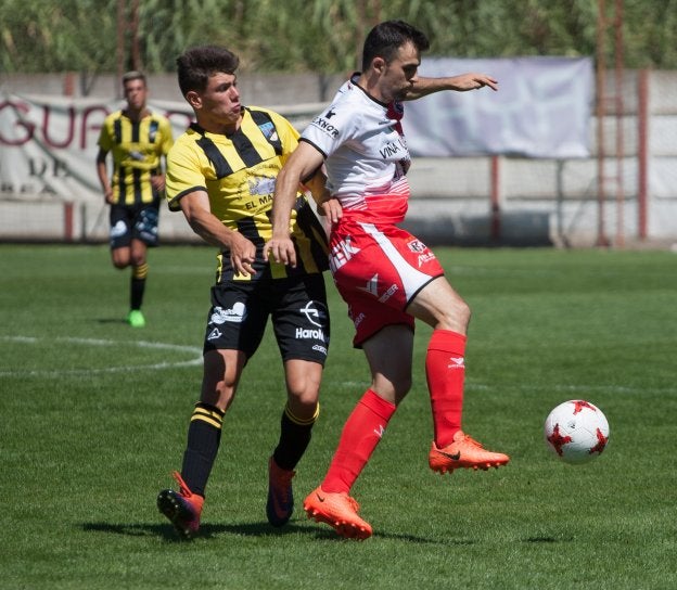 Rubén Pérez, autor de cuatro goles, controla un balón. :: 