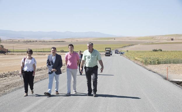 Visita al tramo en obras en la carretera que da acceso a Foncea. 