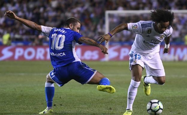 Marcelo controla un balón durante el partido. 