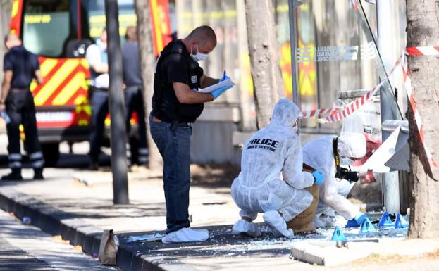 La Policía forense inicia sus pesquisas en el lugar del suceso.