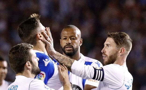 Ramos, en la acción de la primera amarilla en Riazor con Schär. 