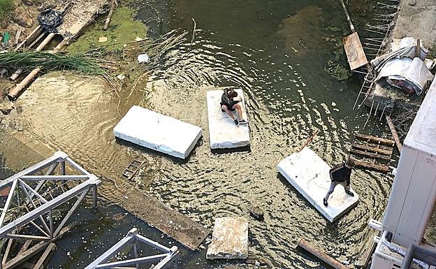 Chavales jugando en el solar de Carnicerías. 