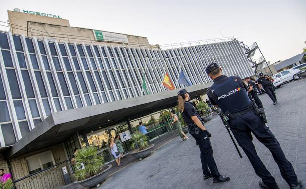 Agentes de Policía en el exterior del hospital sevillano de Valme.