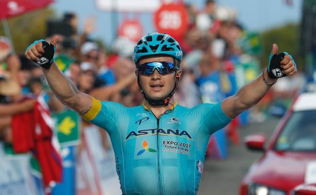 Alexei Lutsenko, del equipo Astana, celebra el triunfo de etapa. 