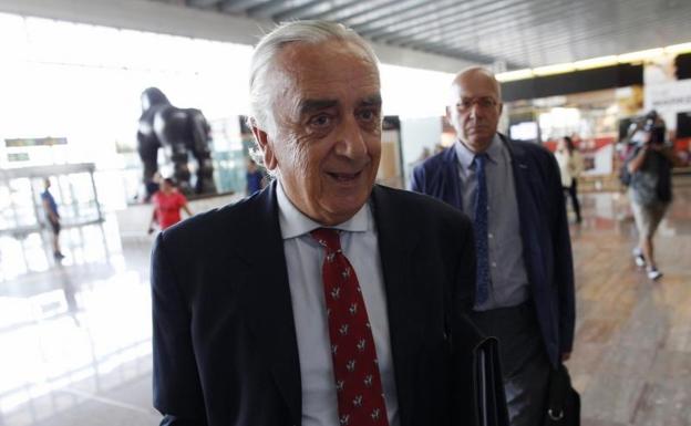 El árbitro del conficto, Marcos Peña, en el aeropuerto de El Prat.