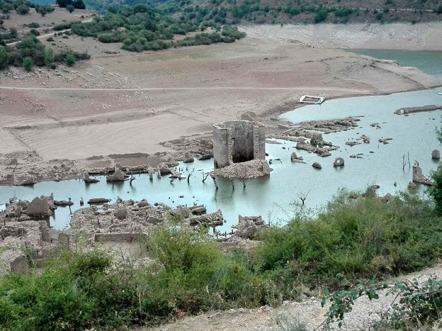 Aspecto del embalse de Mansilla, cabecera de la cuenca del Najerilla, este mes de agosto. :: b.b.