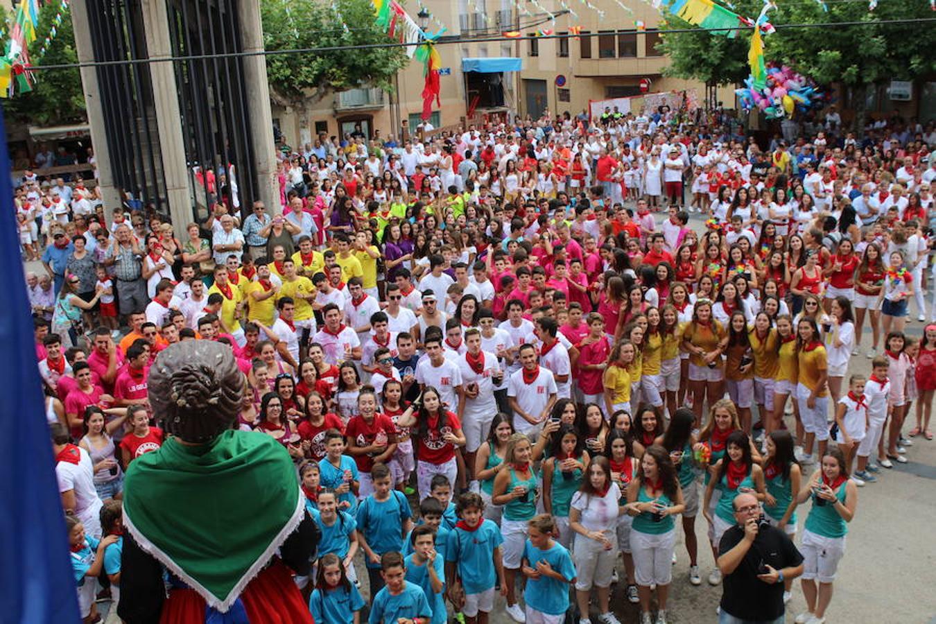 Procesión, misa y primer encierro dan contenido al día grande de las fiestas de Aldeanueva de Ebro, localidad que ha tirado su cohete festero arropado por una contundente tropa de vecinos ávidos de fiesta y con ganas de pasarlo bien