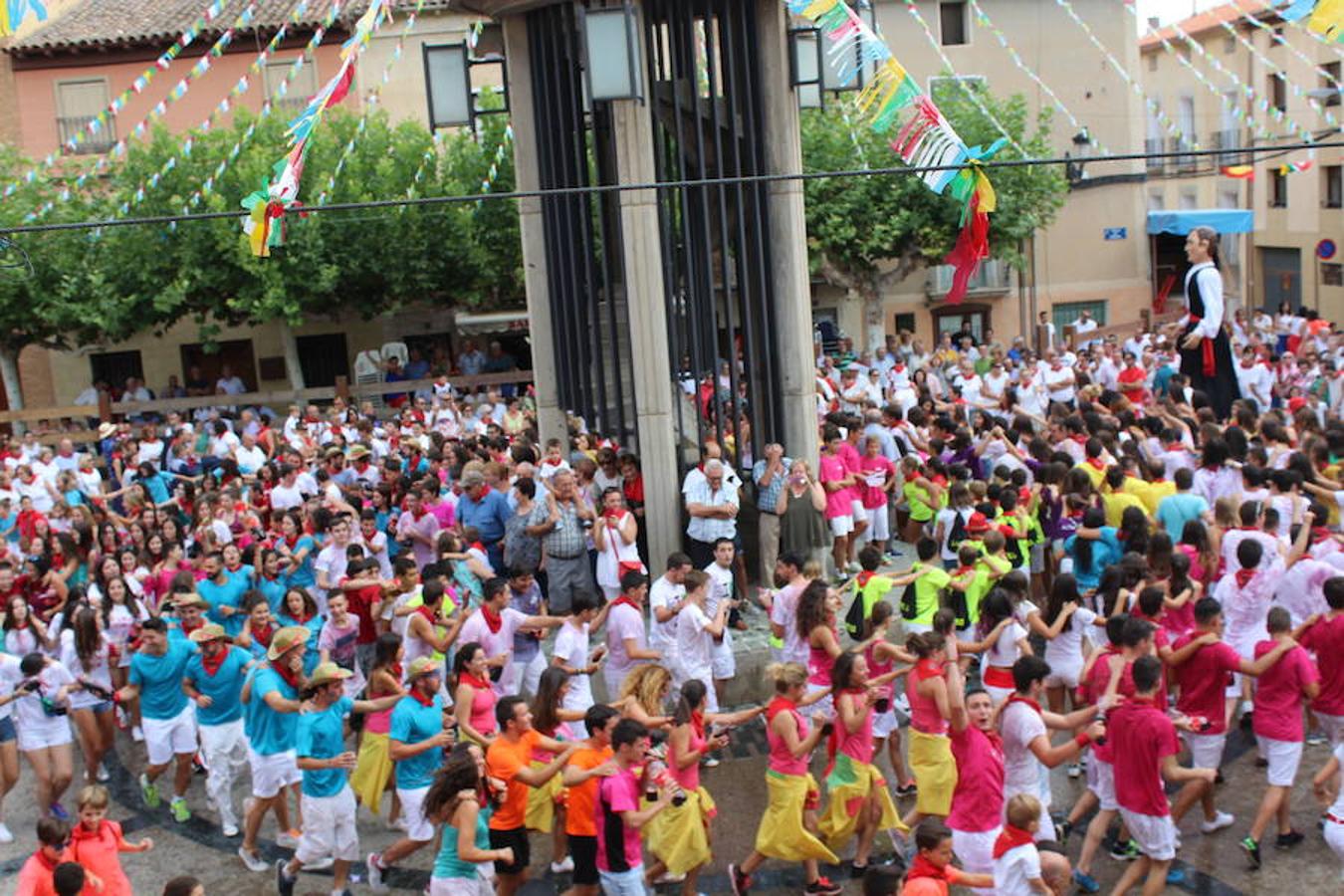 Procesión, misa y primer encierro dan contenido al día grande de las fiestas de Aldeanueva de Ebro, localidad que ha tirado su cohete festero arropado por una contundente tropa de vecinos ávidos de fiesta y con ganas de pasarlo bien