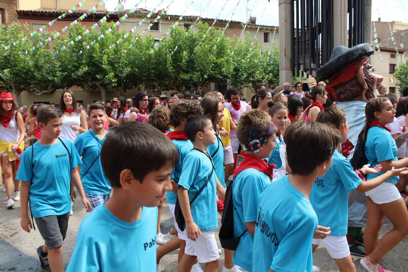 Procesión, misa y primer encierro dan contenido al día grande de las fiestas de Aldeanueva de Ebro, localidad que ha tirado su cohete festero arropado por una contundente tropa de vecinos ávidos de fiesta y con ganas de pasarlo bien