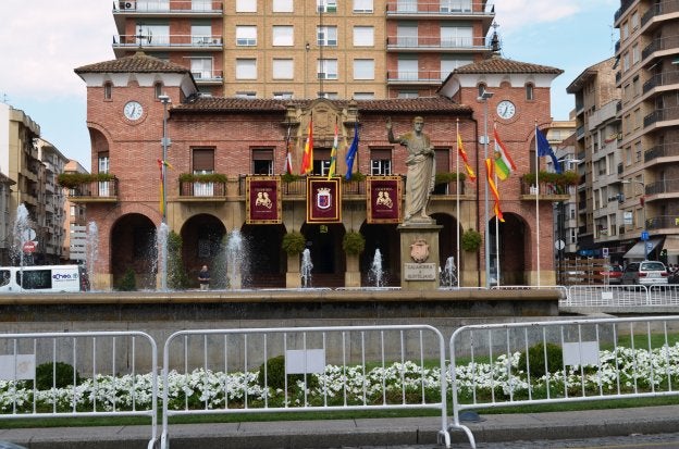 Fachada de la Casa Consistorial, en cuyo balcón principal se colocaron ayer los nuevos reposteros. La fuente de Quintiliano se valló, como es habitual, por el chupinazo. :: 