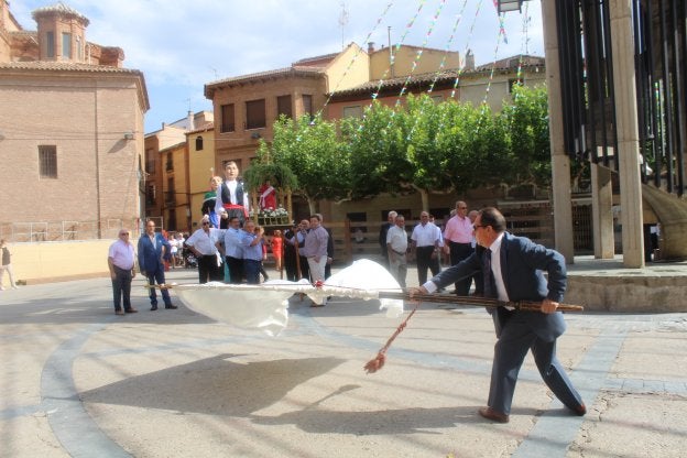 Abanderazos en la plaza de España al paso de la procesión dedicada a San Bartolomé . :: 