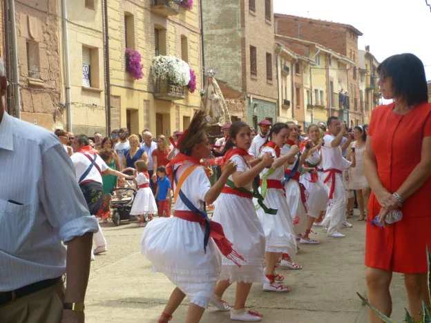 Los bailes del grupo de danzas local no pueden faltar en ninguna de las festividades que se celebran en el pueblo y que discurre, entre otras calles,por la vía Mayor. :: L. R.
