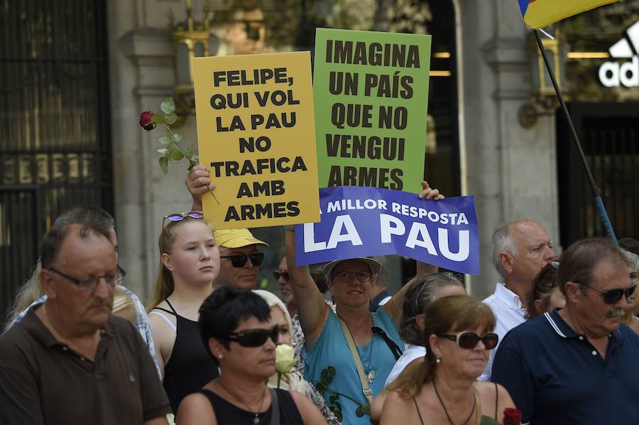 Miles de personas desbordan el paseo de Gràcia y el centro de Barcelona en una manifestación contra el terrorismo tras los atentados de la semana pasada, una protesta bajo el lema "No tinc por" (No tengo miedo) a la que asiste el Rey, el presidente del Gobierno, Mariano Rajoy, y los presidentes autonómicos, entre otras autoridades. 