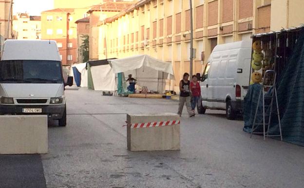 Bloques de hormigón en una de las calles de Calahorra donde se preparan tenderetes. 