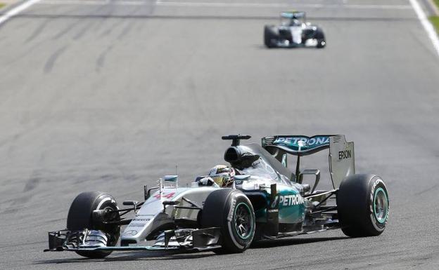 Lewis Hamilton pilota su Mercedes. 