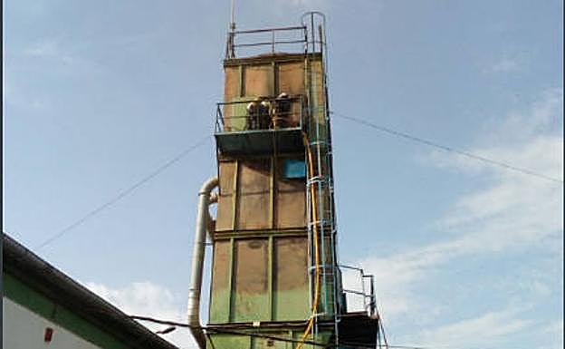Trabajos de extinción del fuego en el silo de Viana. 