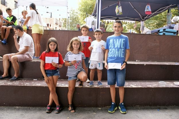 Cinco de los seis primeros del concurso de arrastre de caracoles posan con sus premios. 