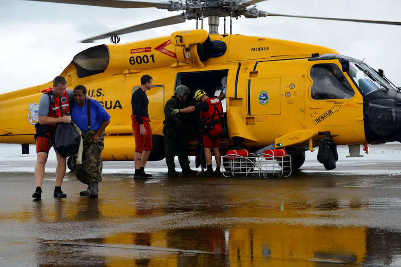 Coast Guard Air Station Houston responde a las solicitudes de búsqueda y rescate después del huracán Harvey.