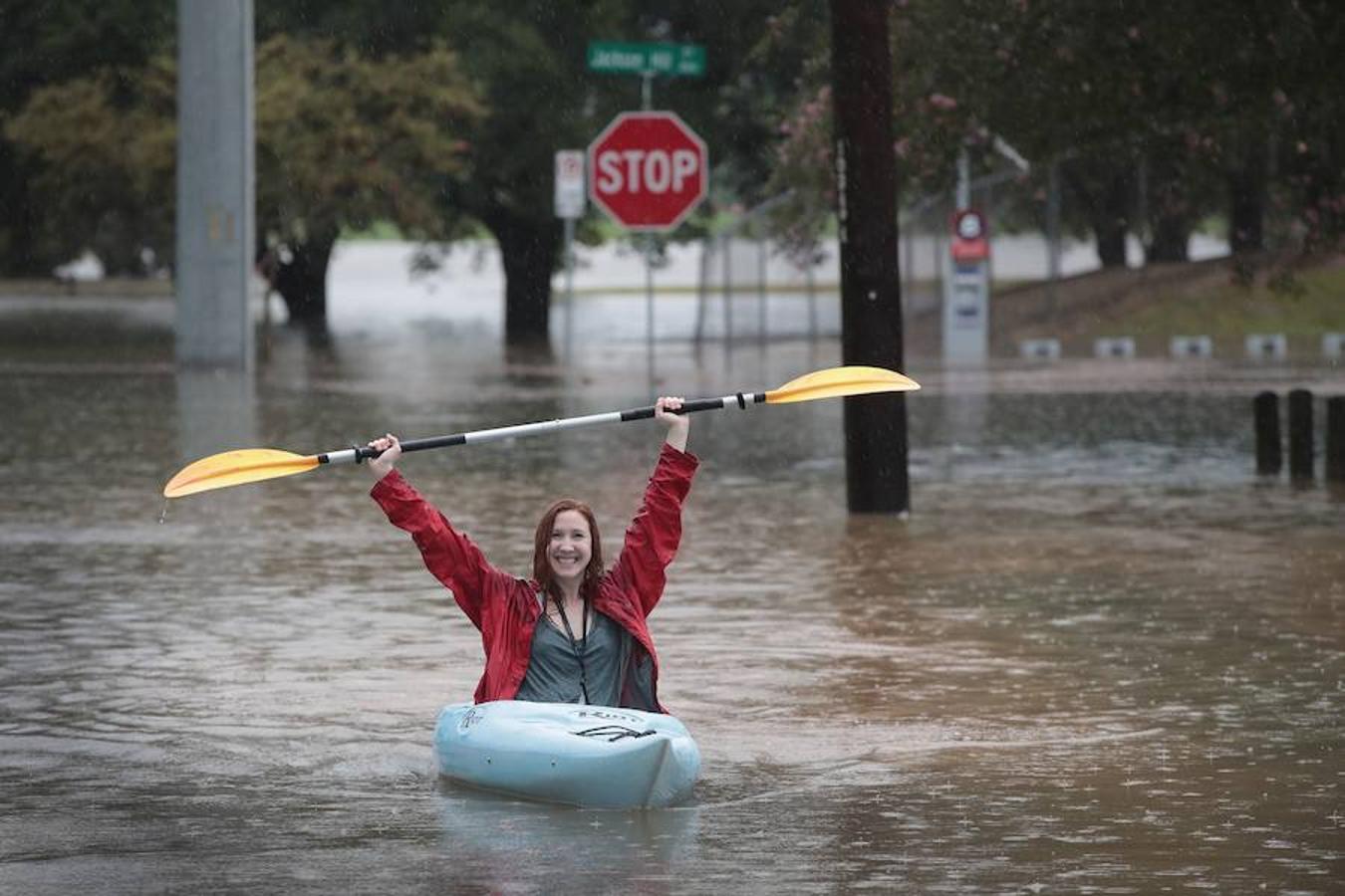 Ashley Ward navega en una calle inundada cerca de su casa.