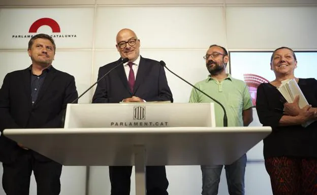 El diputado de JxSí, Jordi Orobitg; el presidente de JxSí en el Parlament, Lluís Corominas; el diputado de la CUP, Benet Salellas, y la diputada de la CUP, Gabriela Serra.