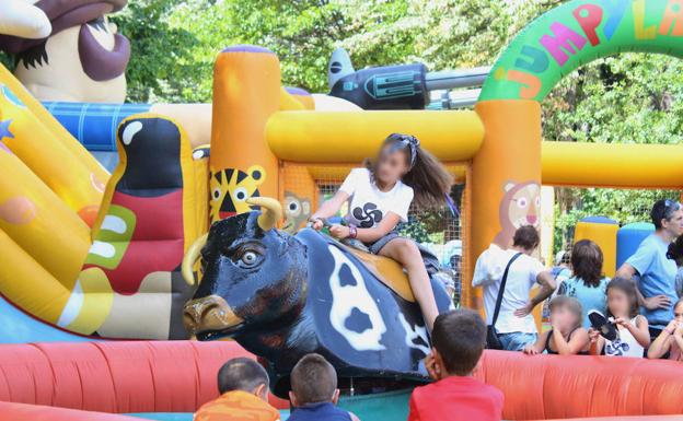 El toro mecánico, una atracción que desafía a pequeños y adultos. 