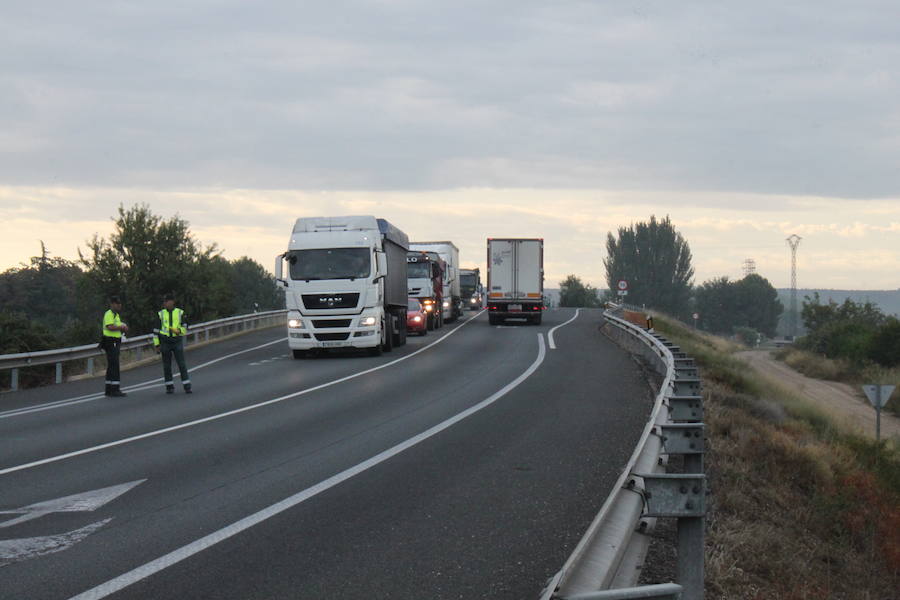 La Guardia Civil controla el tráfico en el entorno del accidente