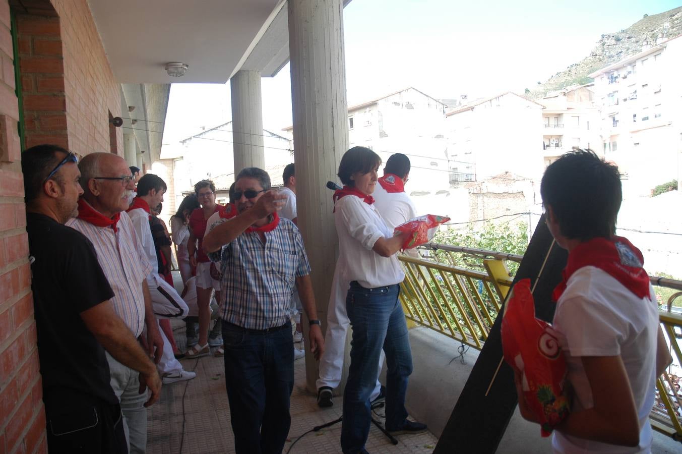 Los habitantes de la localidad empiezan las celebraciones con el lanzamiento del cohete