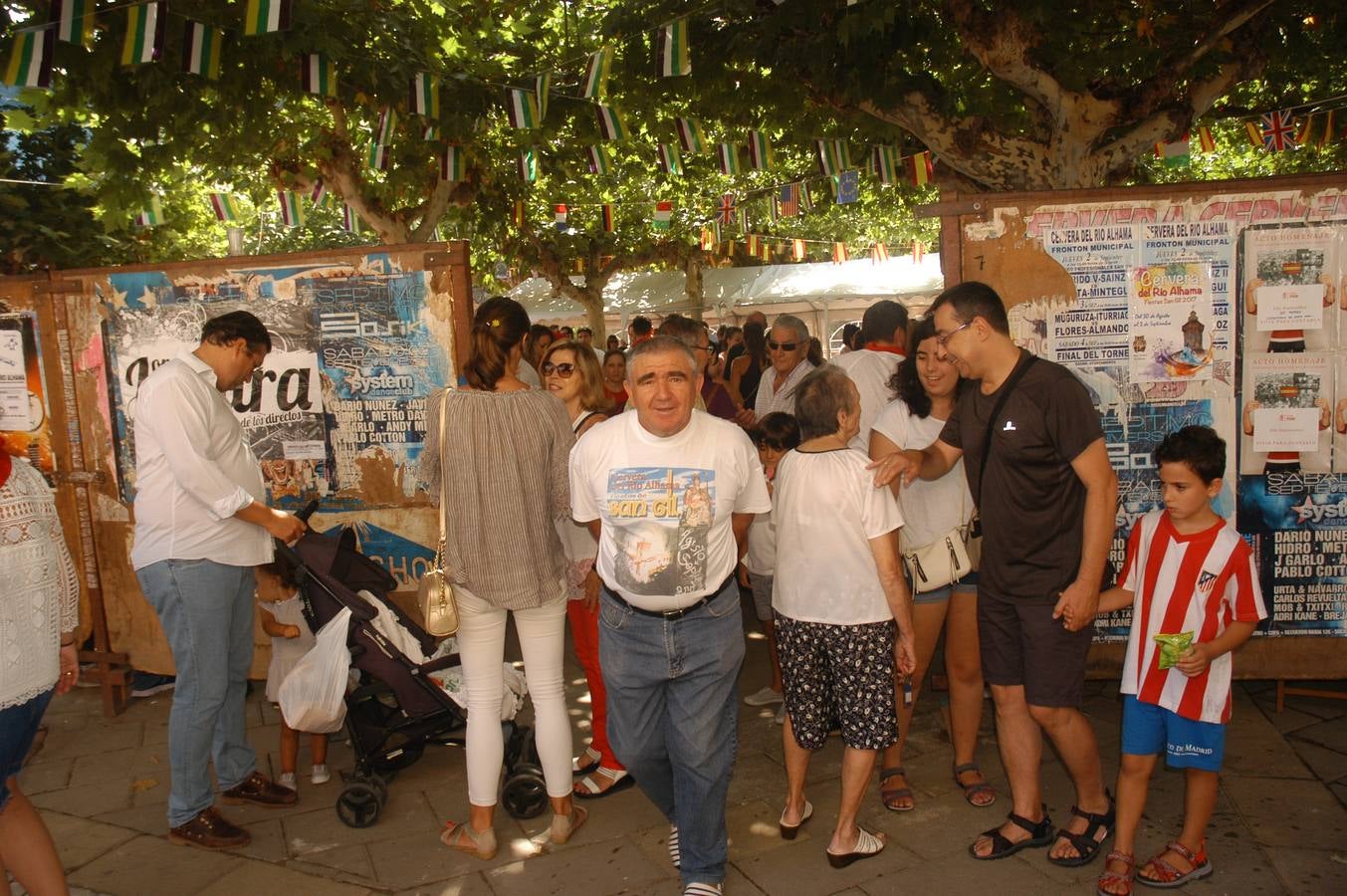 Los habitantes de la localidad empiezan las celebraciones con el lanzamiento del cohete