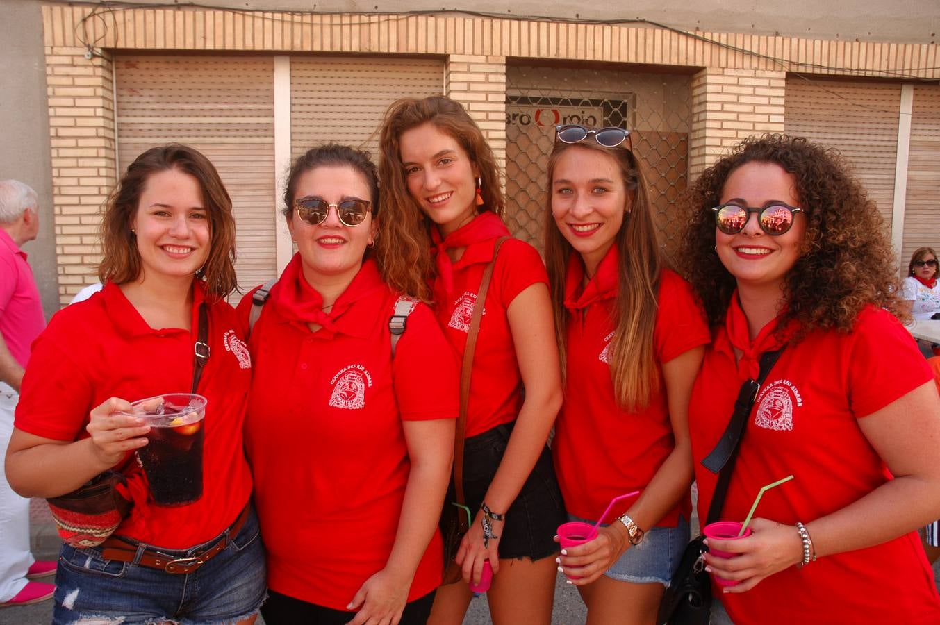 Los habitantes de la localidad empiezan las celebraciones con el lanzamiento del cohete
