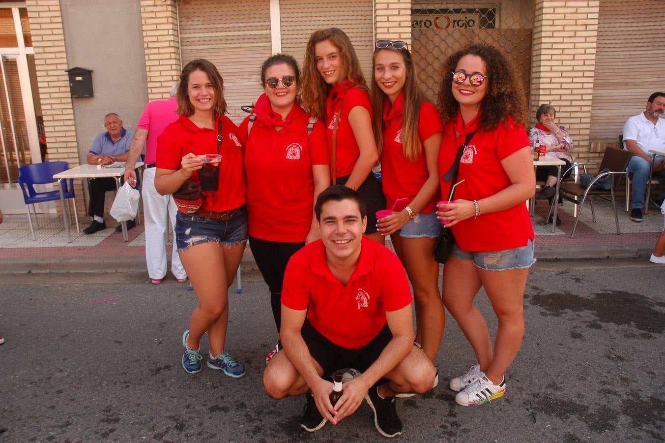 Los habitantes de la localidad empiezan las celebraciones con el lanzamiento del cohete