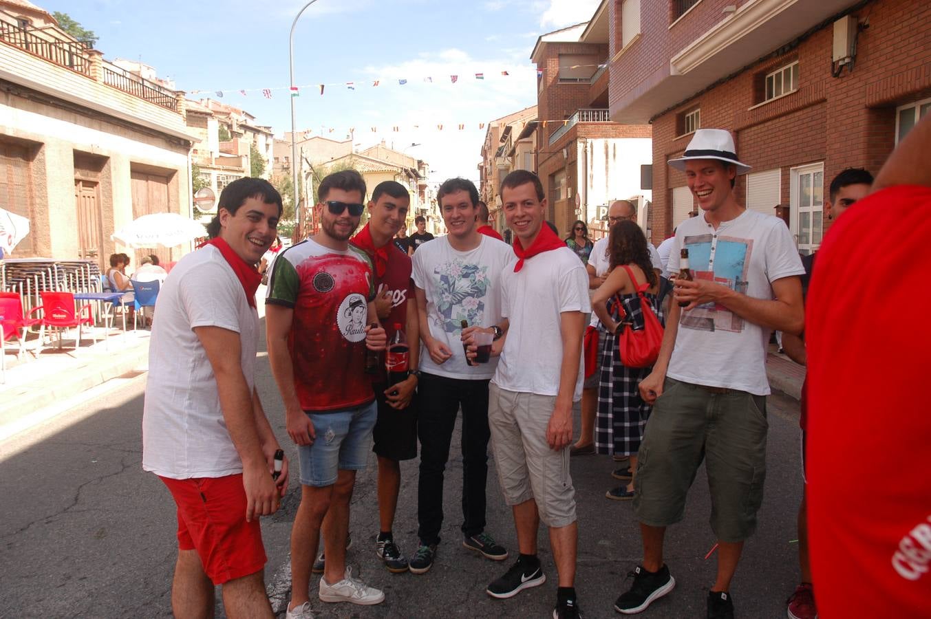 Los habitantes de la localidad empiezan las celebraciones con el lanzamiento del cohete