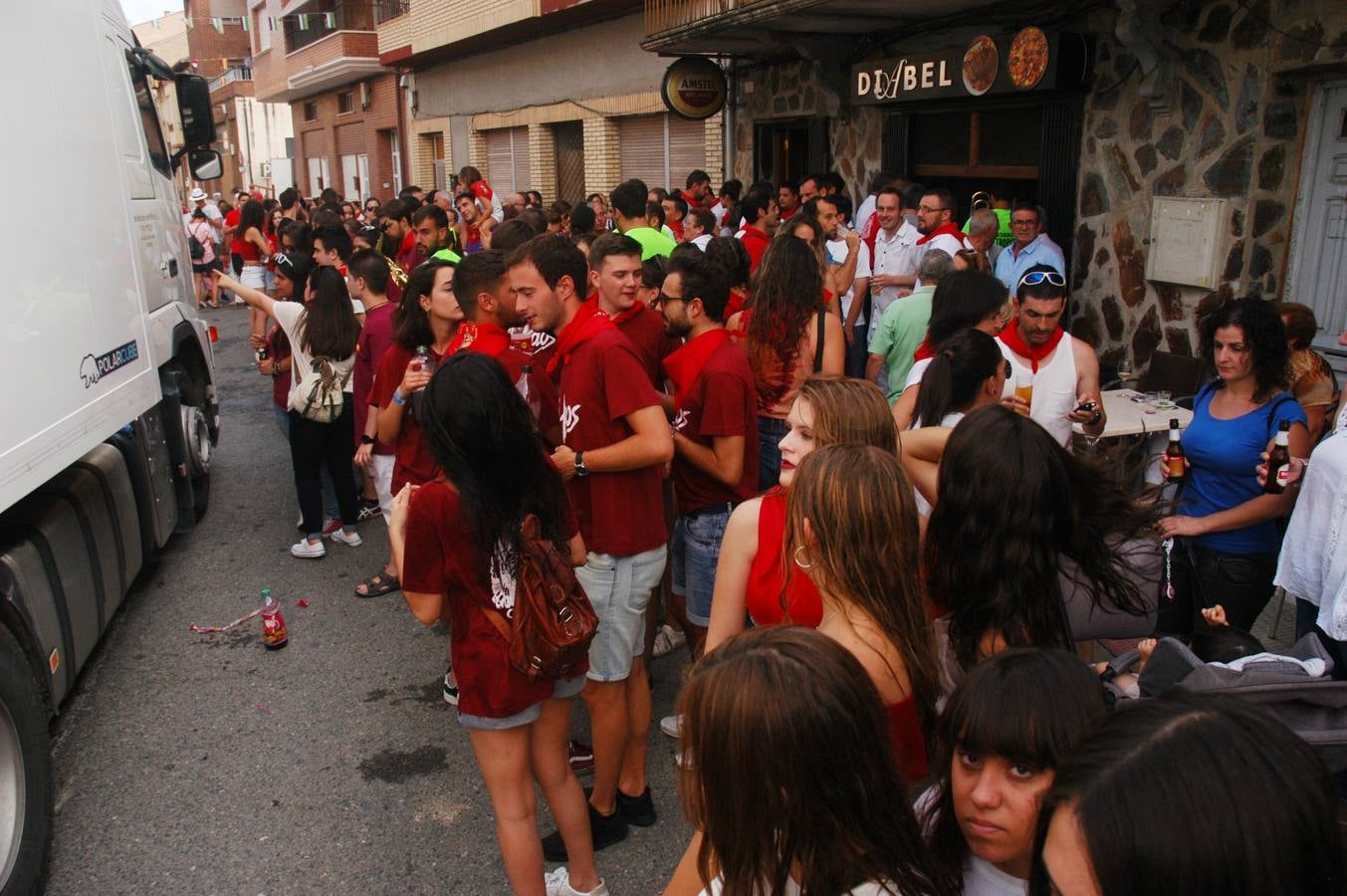 Los habitantes de la localidad empiezan las celebraciones con el lanzamiento del cohete