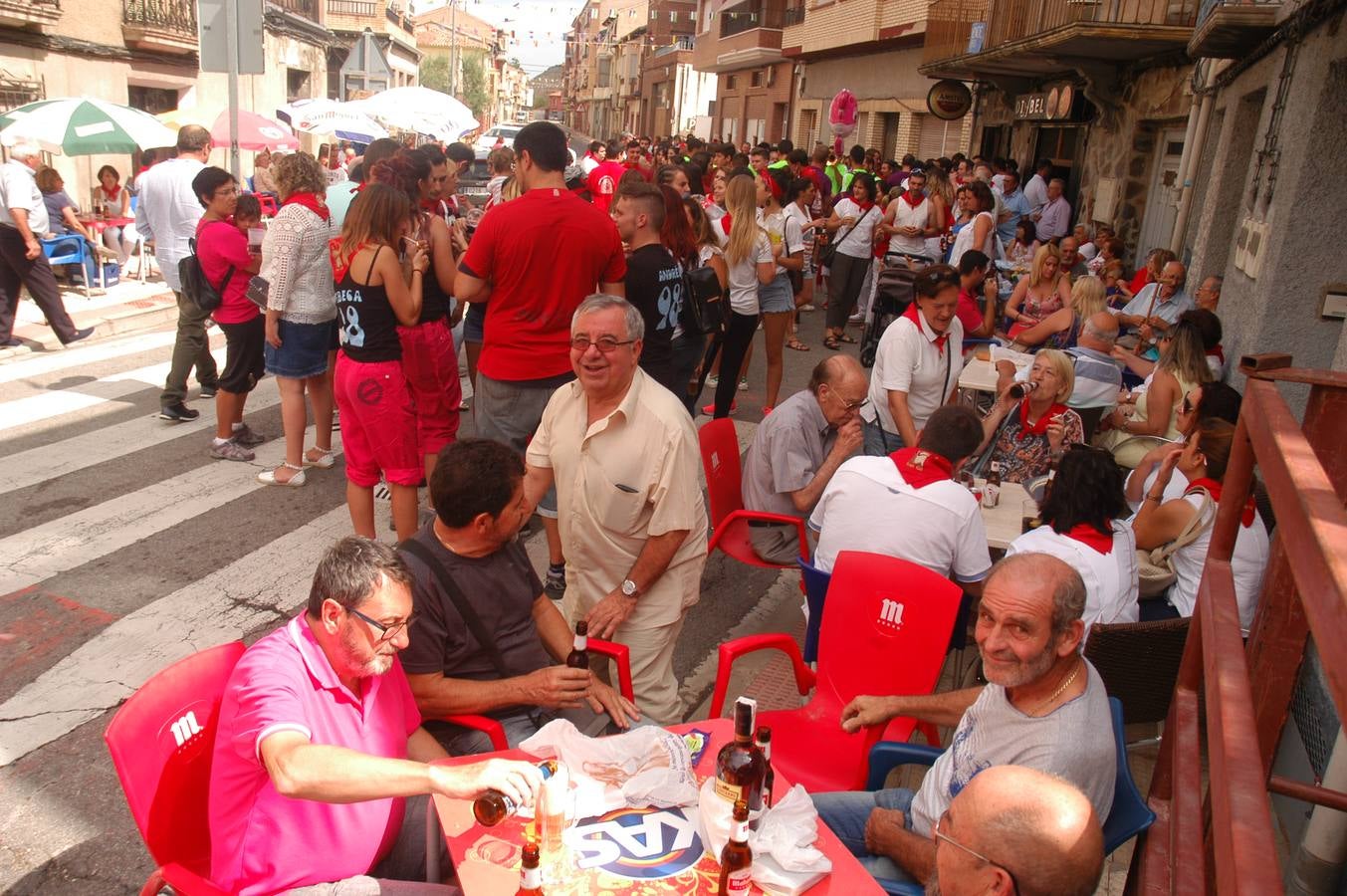 Los habitantes de la localidad empiezan las celebraciones con el lanzamiento del cohete
