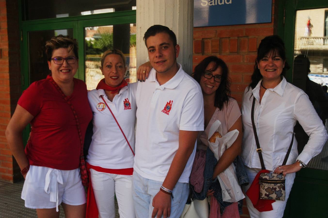 Los habitantes de la localidad empiezan las celebraciones con el lanzamiento del cohete