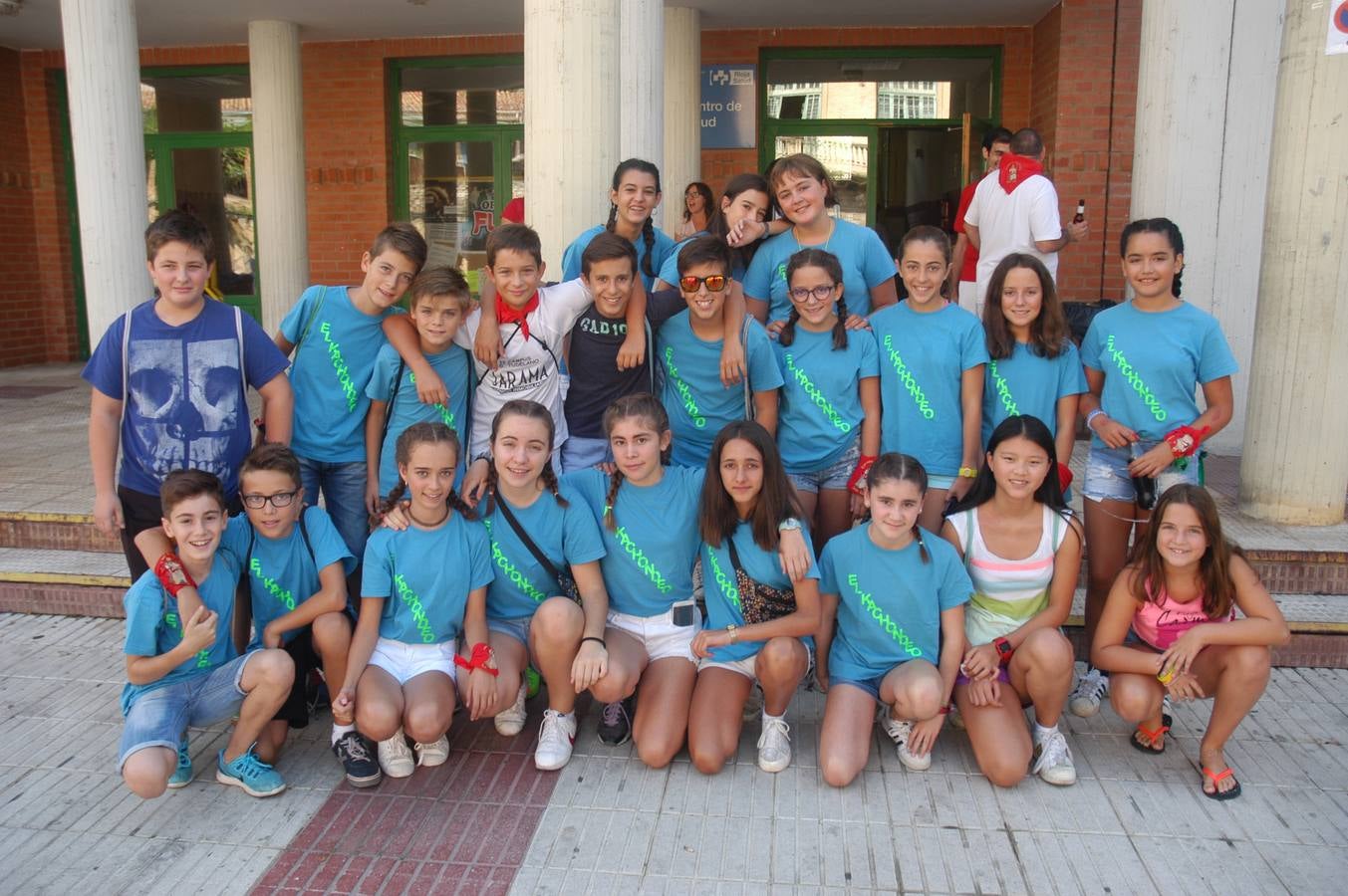 Los habitantes de la localidad empiezan las celebraciones con el lanzamiento del cohete