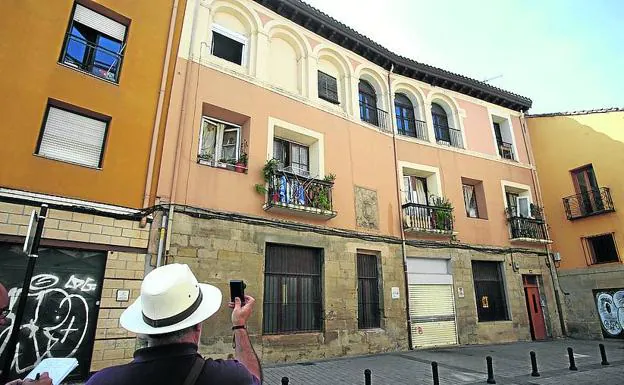 Herrerías 34. De los Gamarra o de los Salazar, según las fuentes (aunque estos dan nombre a la sede del COAATR, enfrente). 