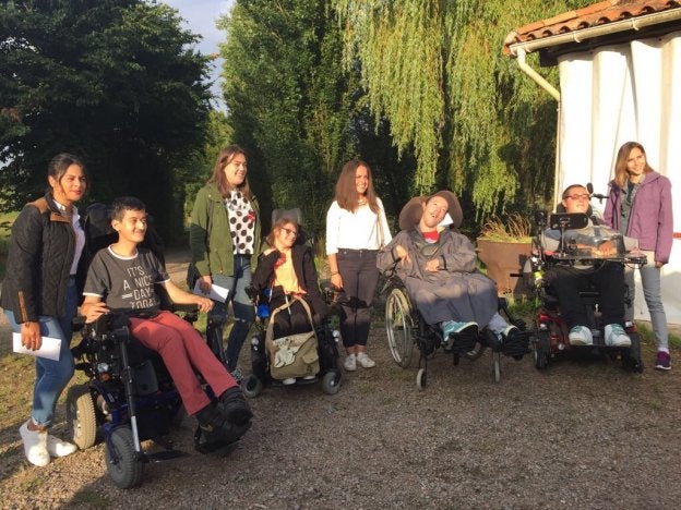 Foto de algunas de las jóvenes arnedanas en la residencia. :: 