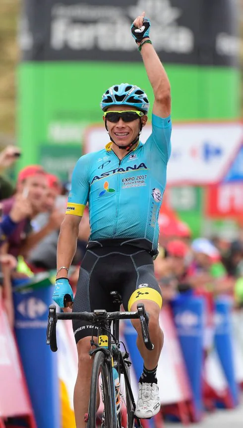 El ciclista colombiano celebra su triunfo en Calar Alto. :: afp
