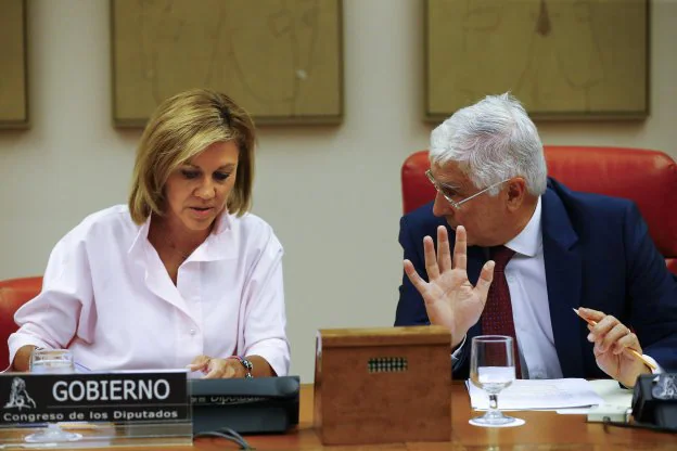 El presidente de la Comisión de Defensa, José María Barreda, habla ayer con la ministra Cospedal. :: efe