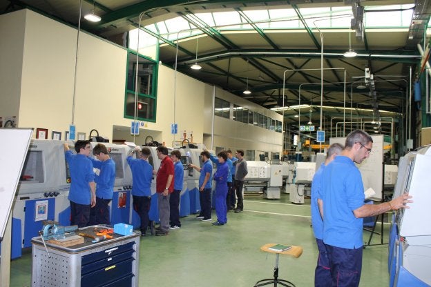 Los alumnos de Los Boscos, durante el curso que realizaron en el Instituto de Mecánica-Herramienta de Elgoibar. :: l.b.