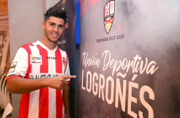Iván Cifuentes posa con la camiseta de la UD Logroñés en su primer acto con el club. :: juan marín
