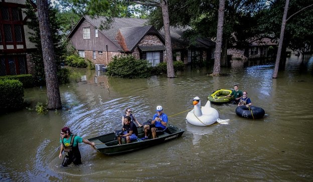 Familias evacuadas en una zona residencial de la ciudad de Houston, Texas. :: Thomas B. Shea / afp