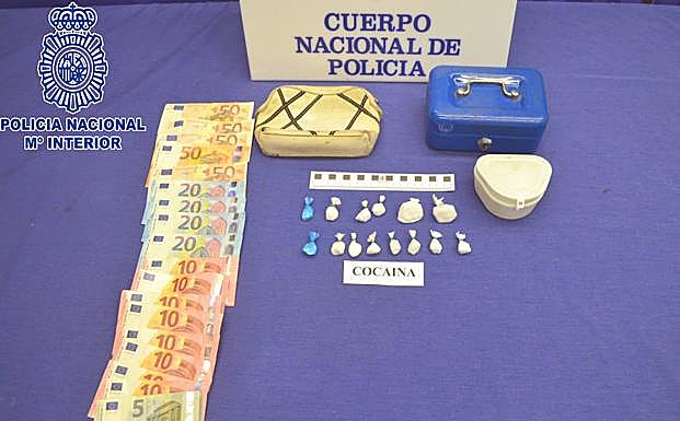 Dinero y bolsitas de droga incautadas por la Policía. 