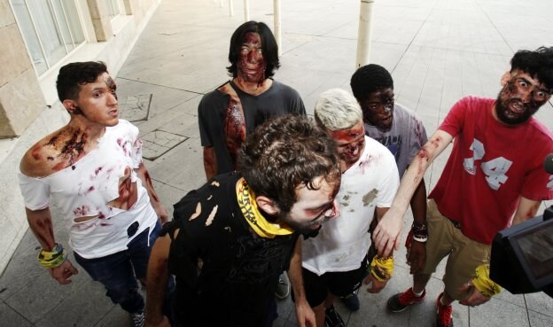 Zombies de la anterior edición de 'Survival' en Logroño. :: j